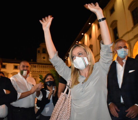 Bagno di folla in Piazza Grande per Giorgia Meloni