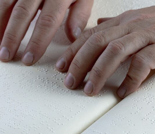 Scuola, da lunedì bambini e ragazzi non vedenti con tutti i libri di testo in braille