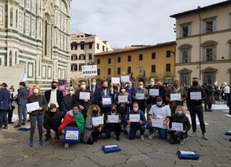 #SIAMOATERRA: a Firenze la mobilitazione di imprenditori e lavoratori della ristorazione da tutta la Toscana