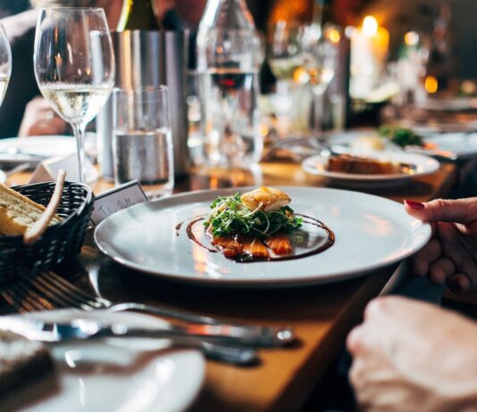 Dalle categorie una prima proposta salva-economia, autorizzare in Toscana la somministrazione fino alle ore 22 a ristoranti, pizzerie, pub e paninoteche e fino alle 20 a bar, pasticcerie e pizzerie a taglio