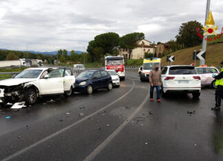 Terranuova Bracciolini: scontro fra cinque auto, tre le persone ferite