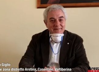 Hospice. Scelta immediata: via Tarlati con la Fraternita o una manifestazione d’interesse della Asl. In fase di studio l’opzione limitrofa alla palazzina Calcit “La storia 2020 dell’Hospice è stata purtroppo segnata dal Covid: in primavera l’emergenza era drammatica e il trasferimento si era rivelato inevitabile. La storia del 2021 sarà caratterizzata dalla stabilità. Due le opzioni immediate: una palazzina in via Tarlati di proprietà di una fondazione oppure una manifestazione d’interesse dell’Asl per l’individuazione di un’altra sede. L’azienda sta poi verificando i tempi di ristrutturazione dell’immobile proposto dal Presidente Sassoli che si trova sul retro della palazzina Calcit. Il nostro obiettivo è garantire una soluzione dignitosa ma anche rapida ai pazienti e alle loro famiglie”. Evaristo Giglio, Direttore della Zona Distretto, annuncia i prossimi passi della Asl: “in questa settimana attendiamo una risposta da parte della Fraternita dei laici che si è dichiarata disponibile a rilevare l’immobile di via Tarlati e a metterlo a disposizione proprio per l’hospice. Noi abbiamo già fatto verifiche e la struttura è assolutamente adatta. Contiamo quindi sulla disponibilità della Fraternita che, in coerenza con la sua storia, si è fatta avanti già nel mese di maggio con una sua proposta e che ci auguriamo possa concretizzare nei prossimi giorni”. In caso contrario? “Siamo pronti a pubblicare una manifestazione d’interesse per reperire un immobile adeguato nei tempi tecnici più brevi possibili”. Nel frattempo, da alcuni giorni, possiamo contare per i pazienti hospice (attualmente due), sulle quattro stanze messe a disposizione della Clinica San Giuseppe e nelle quali lavorano i nostri professionisti. “Vorrei sottolineare – afferma Giglio – che da marzo ad oggi continuiamo a registrare in città disponibilità e generosità. La cooperativa sociale Koinè ha messo a disposizione gratuita il piano terra della Rsa di Pescaiola. Ci aveva garantito questa opportunità da marzo e luglio ma ha poi accettato di arrivare fino a novembre. E qui è scattata una seconda disponibilità, quella della clinica San Giuseppe che potrà accogliere i nostri pazienti fino a febbraio ma per quella data il problema della localizzazione sarà risolto”. Un hospice richiede caratteristiche particolare. “Con il progetto Scudo e con le attività domiciliari diamo una risposta a chi ha bisogno di cure palliative ed è nelle condizioni di poter restare a casa. Se le condizioni socio abitative non permettono una assistenza adeguata a domicilio nel fine vita, ecco l’hospice e cioè un luogo dignitoso che possa consentire alla famiglia di stare vicino al suo congiunto. Per questo la struttura deve avere spazi e luoghi non solo per il paziente ma anche per i familiari. Non tutti gli immobili rispondono a queste necessità. Abbiamo bisogno di locali facilmente e rapidamente adattabili. Quello di Via Tarlati lo è. Se non si rivelerà possibile – e la risposta la avremo in questa settimana – procederemo con una manifestazione d’interesse da parte dell’Azienda sanitaria. Continuando a verificare tempi e fattibilità della ristrutturazione dell’immobile sul retro della palazzina Calcit”.