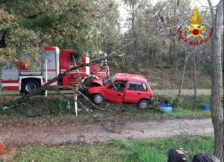 64enne esce di strada e finisce contro un albero, in codice rosso a Siena