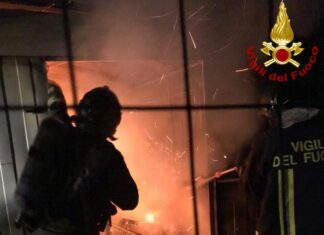Prende fuoco una capanna in lamiera a Montevarchi, nessun ferito
