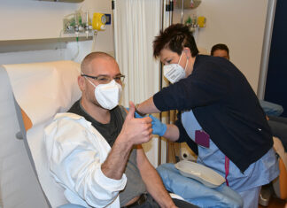 “Vaccine day”, 50 professionisti di Aou Senese e Asl Toscana Sud Est si vaccinano alle Scotte