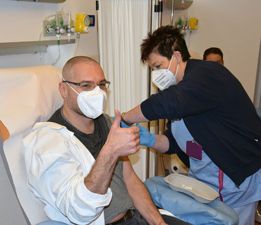 “Vaccine day”, 50 professionisti di Aou Senese e Asl Toscana Sud Est si vaccinano alle Scotte