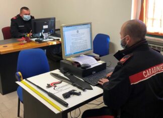 Telefona al 112 e minaccia di sparare: denunciato dai carabinieri per procurato allarme e detenzione abusiva di armi