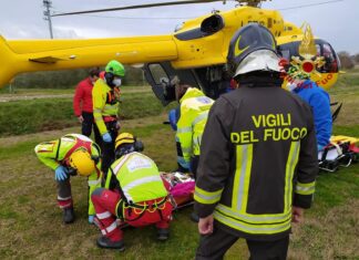 Si ferisce alle gambe mentre taglia la legna, 80enne in codice rosso a Careggi