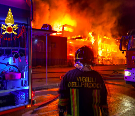 Grosso incendio in Valdarno, coinvolti numerosi fabbricati