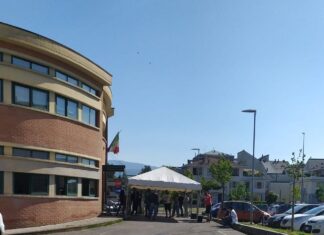 Centro socio sanitario di Montevarchi: da oggi due gazebo per evitare file sotto il sole