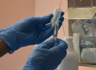 Vaccini Covid, agende aperte per persone con comorbidità e per i nati nel 1974 e nel 1975