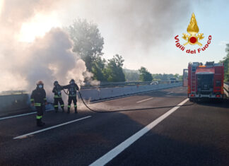 A1: si è staccata la ruota da un autoarticolato in marcia e prende fuoco, l’intervento dei vigili del fuoco