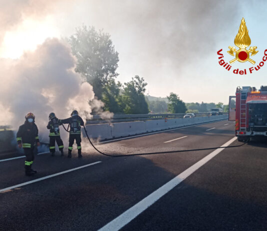 A1: si è staccata la ruota da un autoarticolato in marcia e prende fuoco, l’intervento dei vigili del fuoco