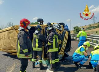 Pulmino si ribalta in A1, sul posto i vigili del fuoco del comando di Arezzo