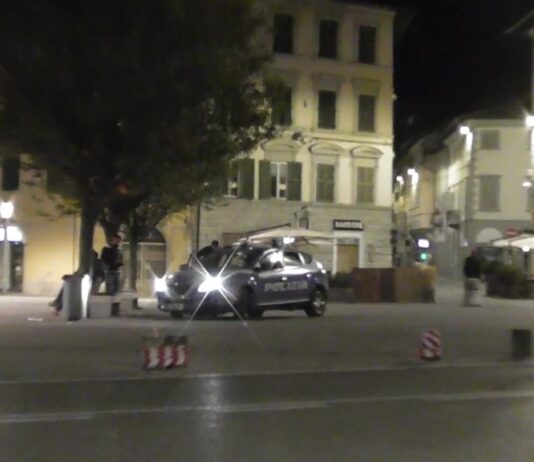 La Polizia arresta due giovani e ne denuncia un terzo, per spaccio di sostanza stupefacente