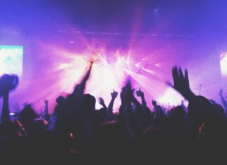 Il Governo dà l’ok a cinema e teatri al 100%. Discoteche piene a metà