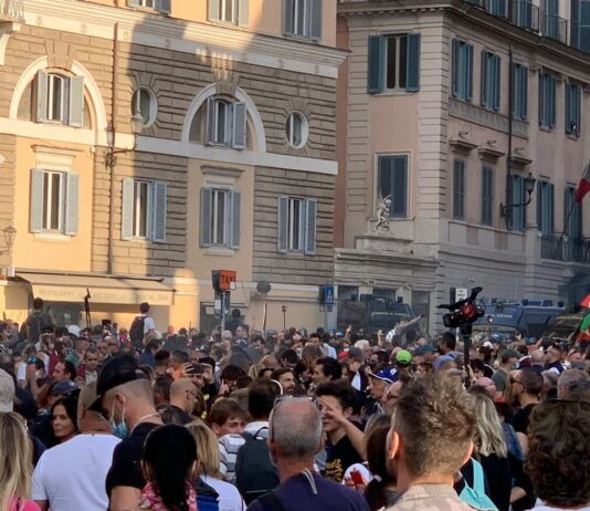 La protesta dei ‘No pass’ contro la stretta del Viminale: “Non possono vietarci di manifestare”