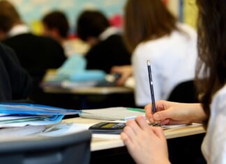 Tamponi subito e gratuiti agli studenti. Accordo con farmacie, pediatri e medici di famiglia