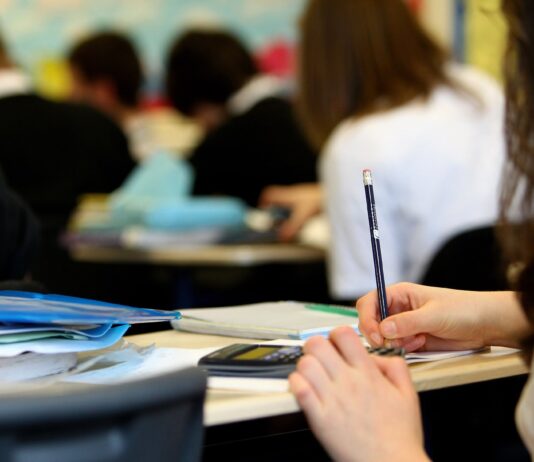 Tamponi subito e gratuiti agli studenti. Accordo con farmacie, pediatri e medici di famiglia