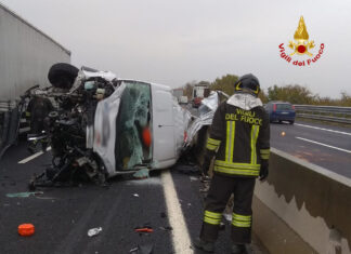 A1: furgone urta un mezzo pesante e si ribalta, 50enne in codice giallo a Careggi
