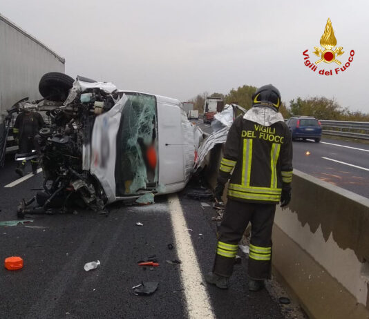 A1: furgone urta un mezzo pesante e si ribalta, 50enne in codice giallo a Careggi