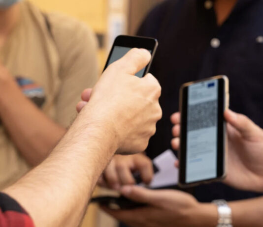 Trecento euro per il green pass falso: tornano le truffe su Telegram