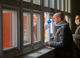 Corsa ai tamponi, quali e quando farli? Le risposte del professore Sanguinetti del Gemelli di Roma