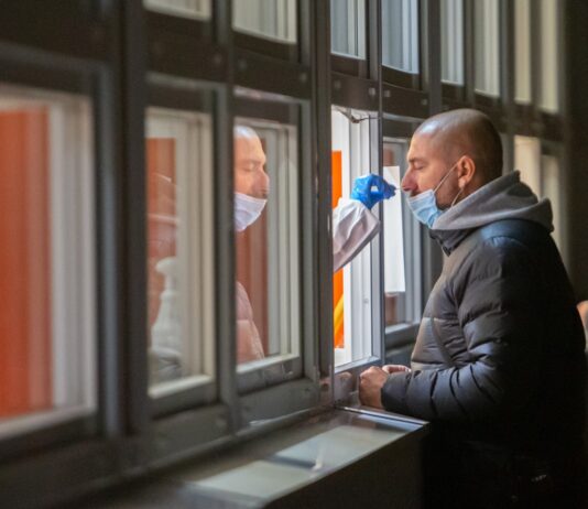 Corsa ai tamponi, quali e quando farli? Le risposte del professore Sanguinetti del Gemelli di Roma
