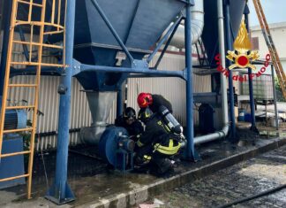 Prende fuoco l’impianto di aspirazione polveri di un’azienda, nessuna persona coinvolta