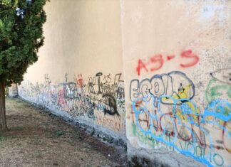 Figline: scritte vandaliche sulle mura del Cimitero della Misericordia