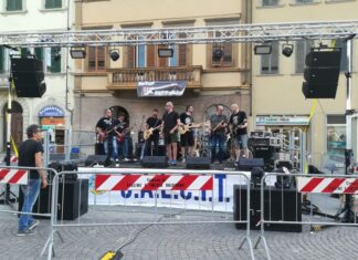 In piazza concerto Rock con i Never Surrender Group