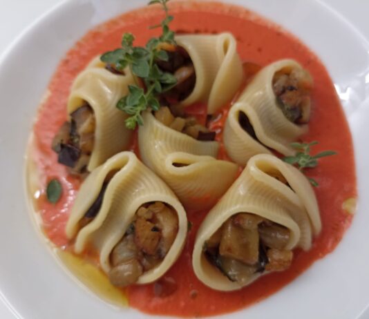 Chiocciolini freddi ripieni di melanzane su crema di pomodoro e origano fresco