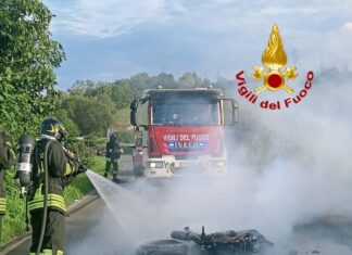 Scontro fra due ciclomotori e un auto, nell’impatto uno dei motociclisti perde la vita