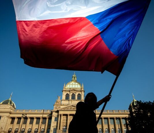 Praga: in 70mila in piazza contro Ue, Nato e sanzioni alla Russia