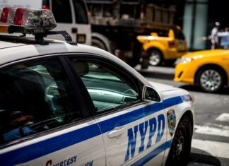 “L’obbligo vaccinale per i poliziotti di New York è illegale”: la sentenza del giudice Lyle Frank