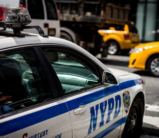 “L’obbligo vaccinale per i poliziotti di New York è illegale”: la sentenza del giudice Lyle Frank