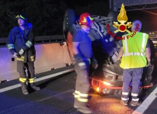 Auto si ribalta in A1, due le persone ferite