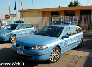 Sull’autosole con 300 dollari falsi: la Polizia di Stato arresta un cittadino italiano La Polizia di Stato di Arezzo ha arrestato un cittadino italiano trovato in possesso di 3 banconote da 100 dollari statunitensi, poi risultate false. Erano da poco passate le 5 del mattino quando una pattuglia della Polizia Stradale di Battifolle, nel corso del consueto pattugliamento notturno, ha fermato, per un controllo, un’autovettura Chrysler Voyager con targa italiana e con a bordo il solo conducente, un vicentino di 35 anni. Già dalla prima analisi dei documenti, i poliziotti aretini hanno notato una discordanza tra i dati anagrafici riportati sulla patente di guida e quelli proposti dalla carta d’identità e hanno così deciso di approfondire il controllo. Hanno, quindi, prima accompagnato la persona in ufficio, al fine di verificarne le esatte generalità, poi, date le circostanze, lo hanno perquisito, rinvenendo all’interno del suo portafogli 300 dollari USA, che, analizzati con i sistemi tecnici a disposizione degli agenti, sono risultati falsi. Ma le banconote erano talmente ben fatte, che avrebbero potuto ingannare anche il più attento commerciante e così, ritenuto che il fermato le detenesse per metterle in circolazione, è stato arrestato e posto a disposizione dell’Autorità Giudiziaria.