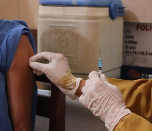 Livelli di anticorpi SARS-CoV-2 tra i vaccinati con infezioni da variante Delta o Omicron