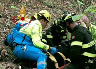 28enne si infortuna a una caviglia mentre è alla ricerca di funghi, soccorsa dai vigili del fuoco