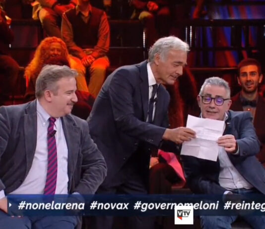 Massimo Giletti e Fabrizio Pregliasco cantano “Tu scendi dalle stelle vaccino bello”