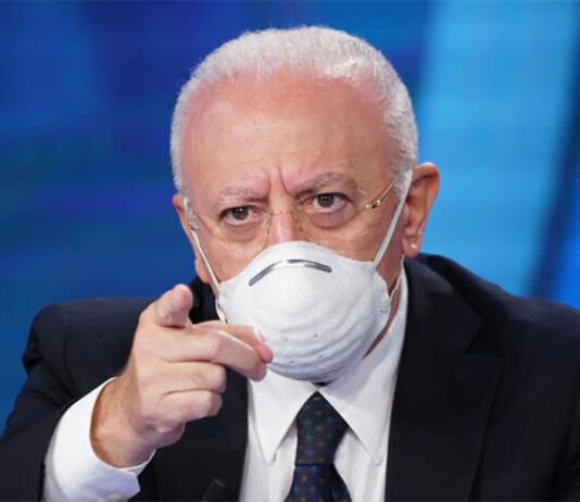 De Luca: “mascherina o Natale lo fate a letto”