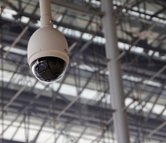 Riconoscimento facciale e occhiali smart, lo stop del Garante. Aperta istruttoria nei confronti dei Comune di Arezzo e di Lecce