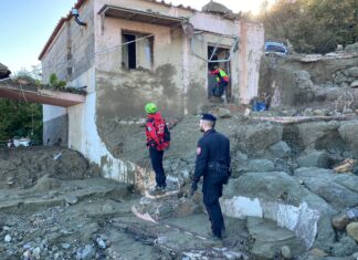 “In tanti con pale e vanghe per liberare l’accesso alle case”: il racconto della volontaria da Casamicciola