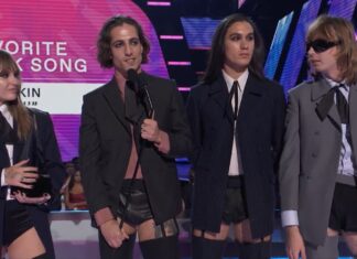 I Maneskin trionfano agli American Music Awards, e salgono sul palco in reggicalze