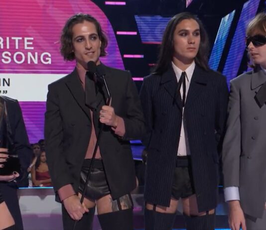 I Maneskin trionfano agli American Music Awards, e salgono sul palco in reggicalze