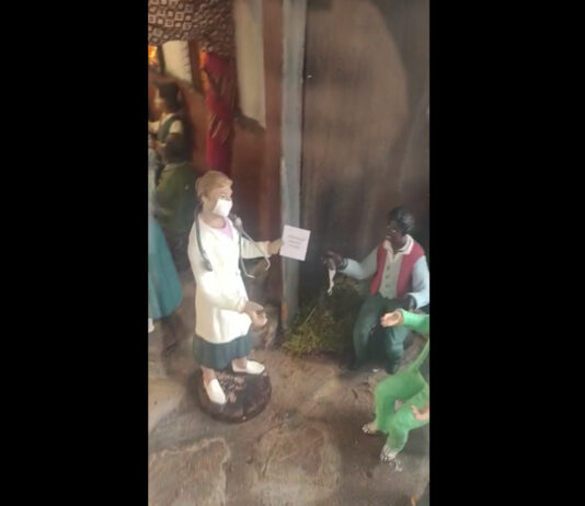 I medici vaccinatori entrano nel presepe di Santa Maria in Trastevere a Roma