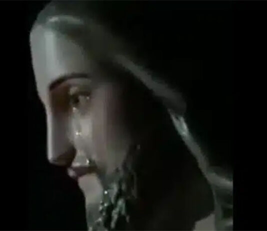 Statua di Cristo piange a Stupinigi: per i fedeli è miracolo