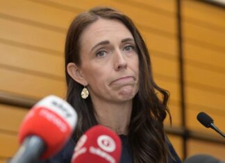 La Premier neozelandese Jacinta Ardern annuncia le sue dimissioni in lacrime
