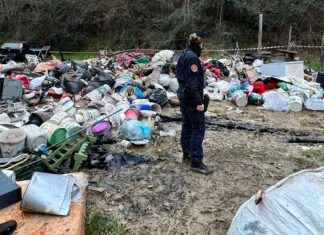 Denunciati due operai trovati mentre bruciavano ingenti quantità di rifiuti pericolosi in un terreno di campagna